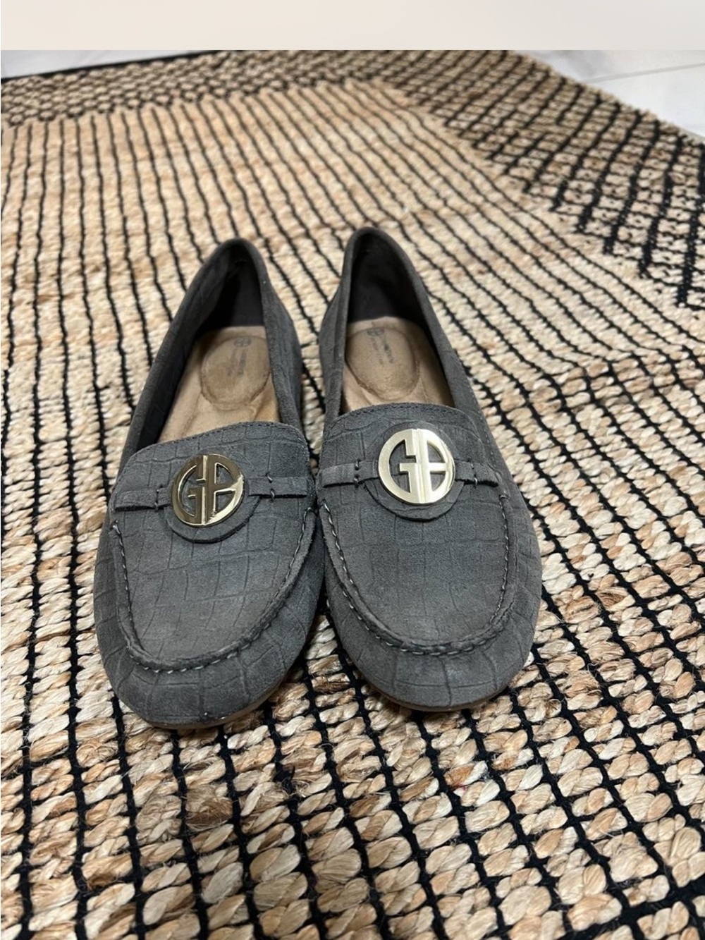 Giani Bernini Women's Size 8 Gray Suede Croc Embossed Loafers Gold Logo NWT